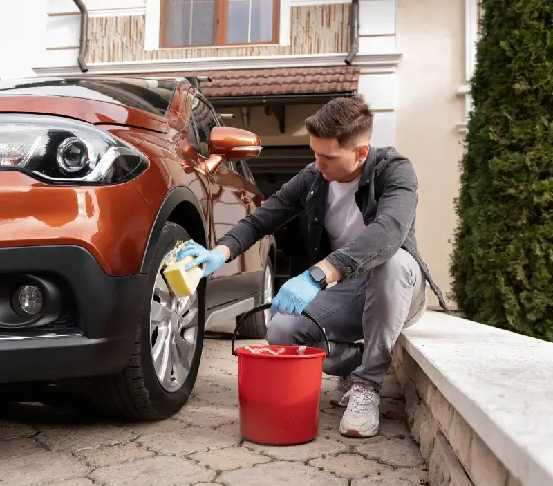 Lavage auto à domicile La Plaine-sur-Mer : professionnel intervenant sur un véhicule
